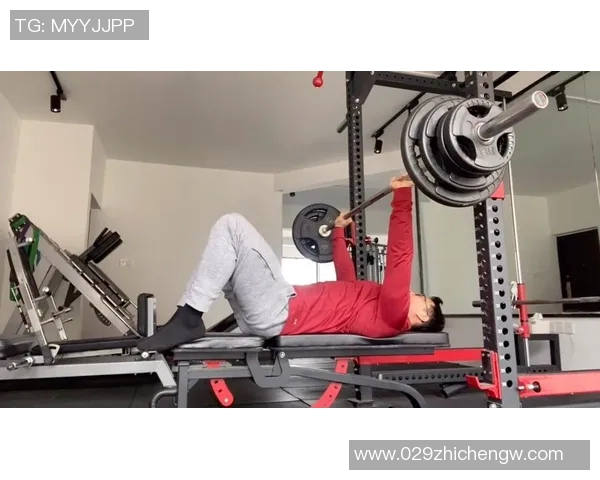 哑铃平板卧推教学全攻略助你打造完美胸肌与力量提升技巧